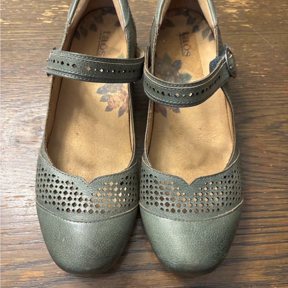 Women's Green Filagree Mary Jane Heels